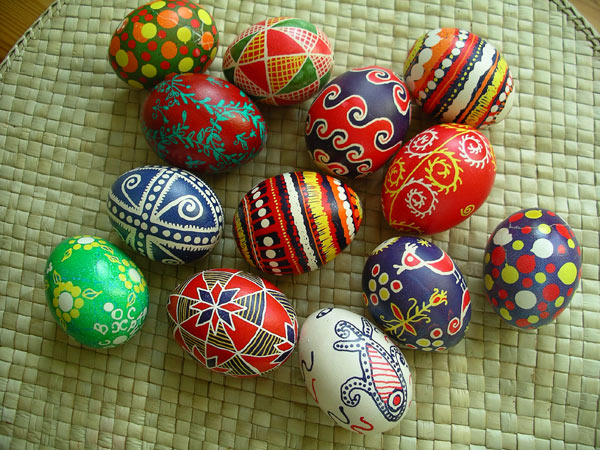 Крымская художница показала как расписать пасхальные яйца воском (Мастер-класс, видео)